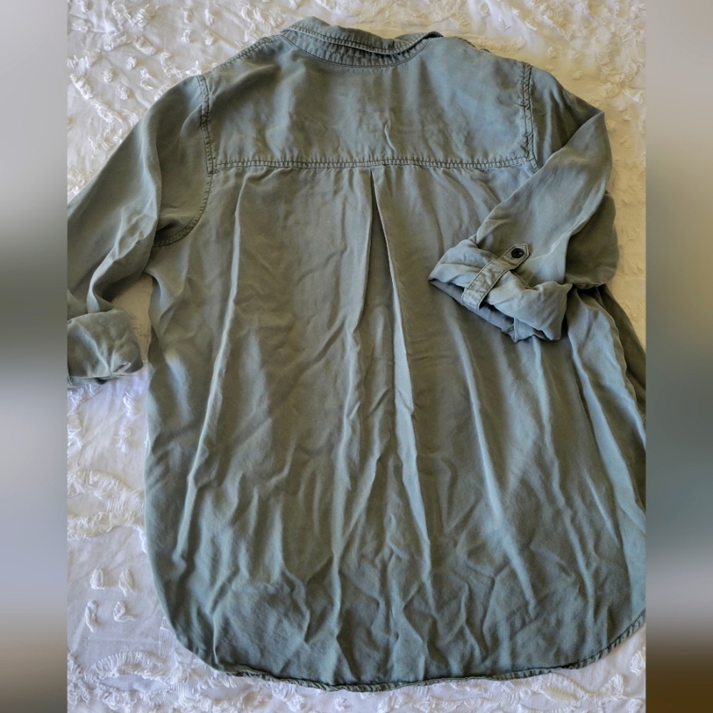 Green button up top - Picture 4 of 4